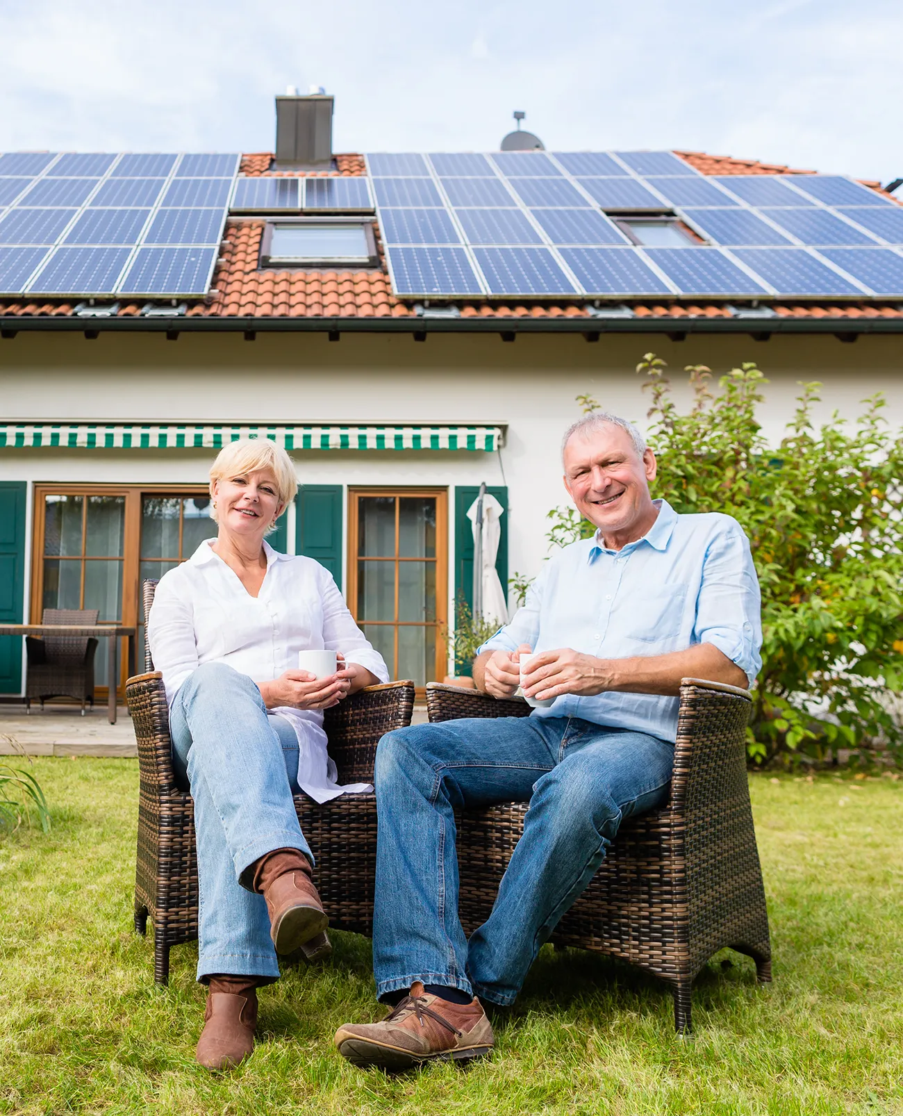 sfsenior-man-woman-sitting-front-house-kopie-1.webp